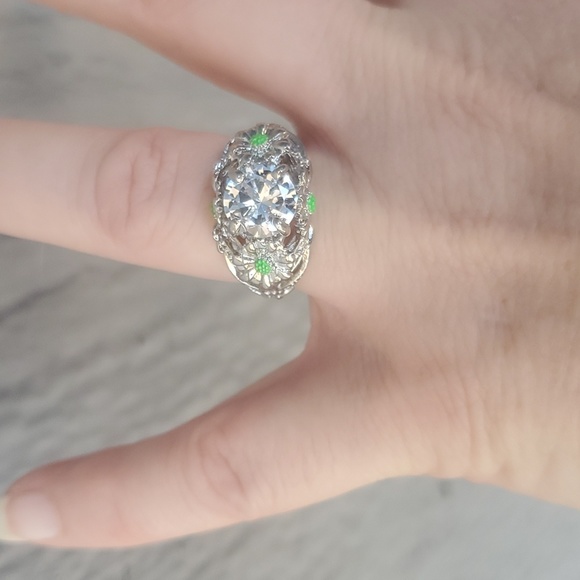New Round Cubic Zirconia Daisy Silver Ring. - Picture 6 of 9